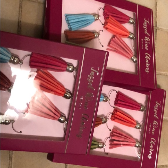 Tassel Eine Charms - Picture 2 of 2